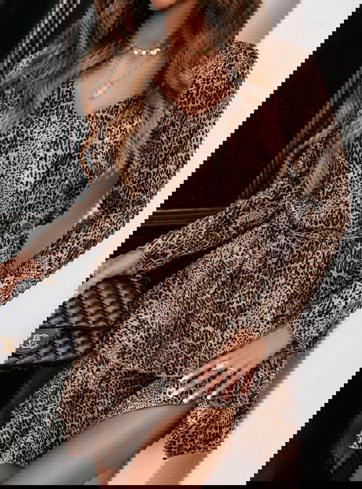 Wzorzysta sukienka z falbankami i...