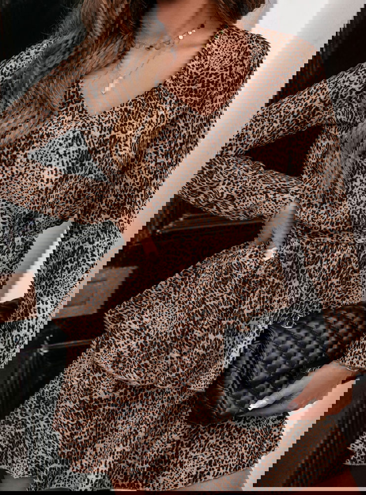 Wzorzysta sukienka z falbankami i...