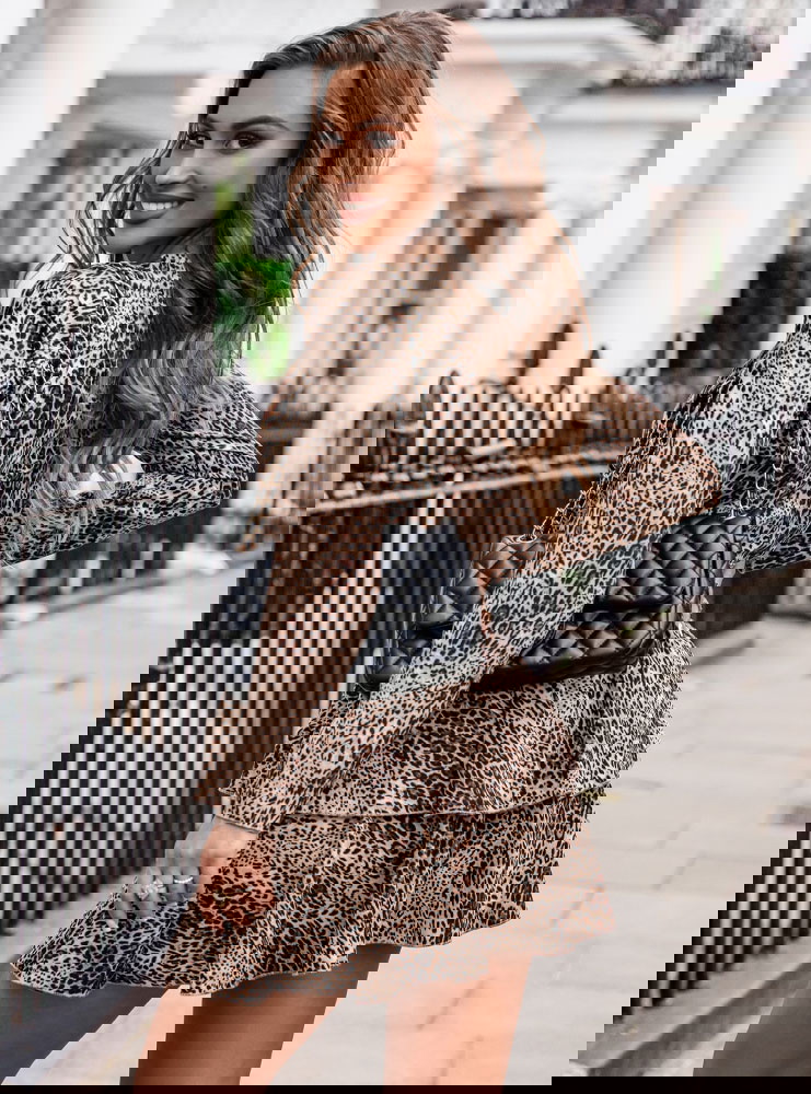 Wzorzysta sukienka z falbankami i...