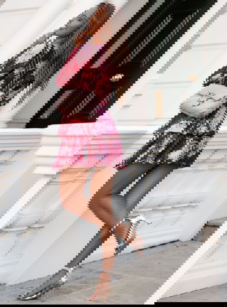 Wzorzysta sukienka z falbankami i...