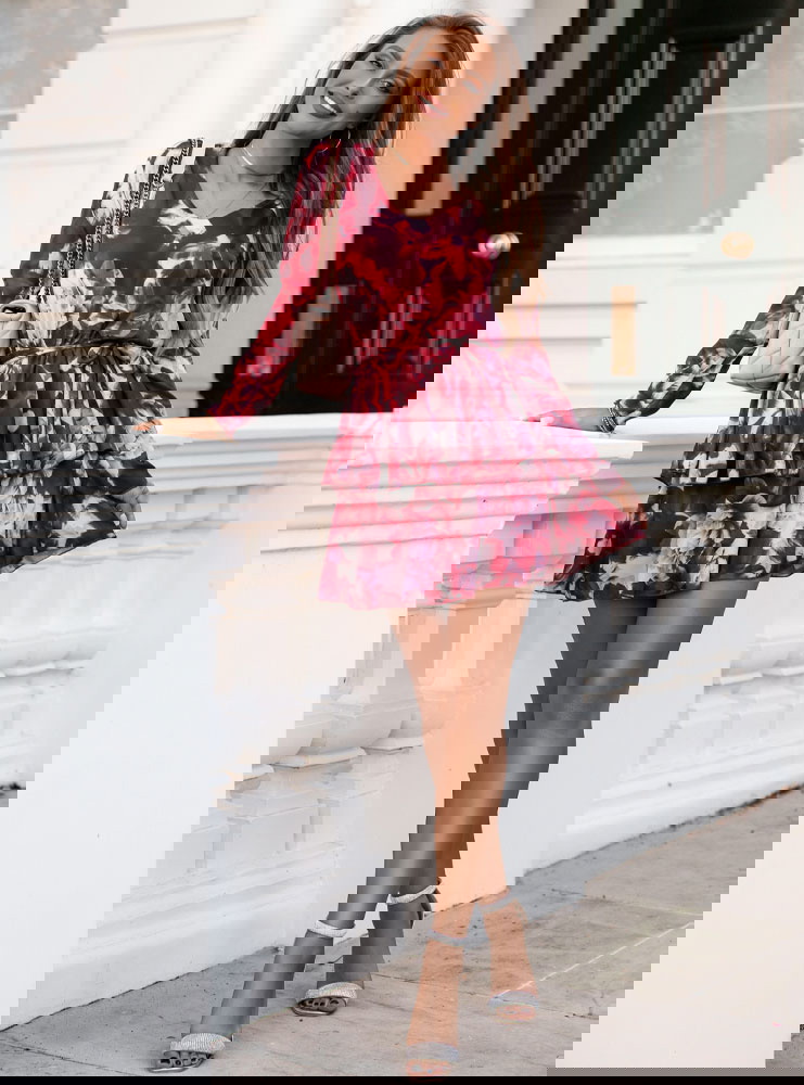 Wzorzysta sukienka z falbankami i...