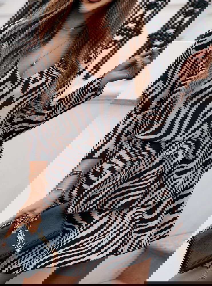 Wzorzysta sukienka z falbankami i...