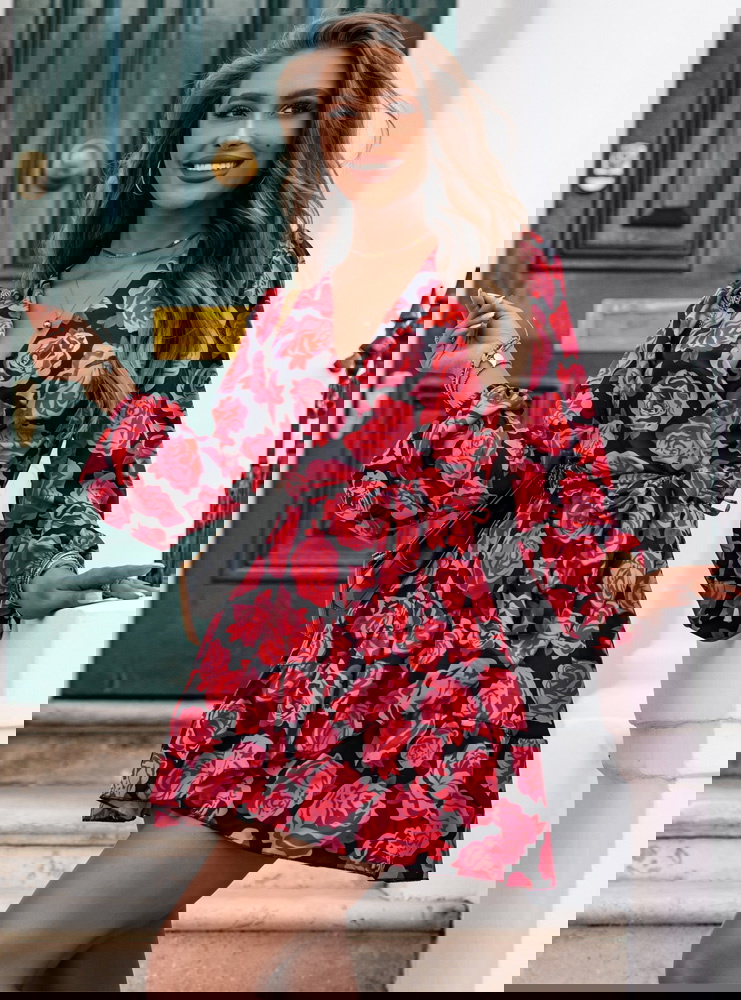 Sukienka w kwiaty z przekładanym...