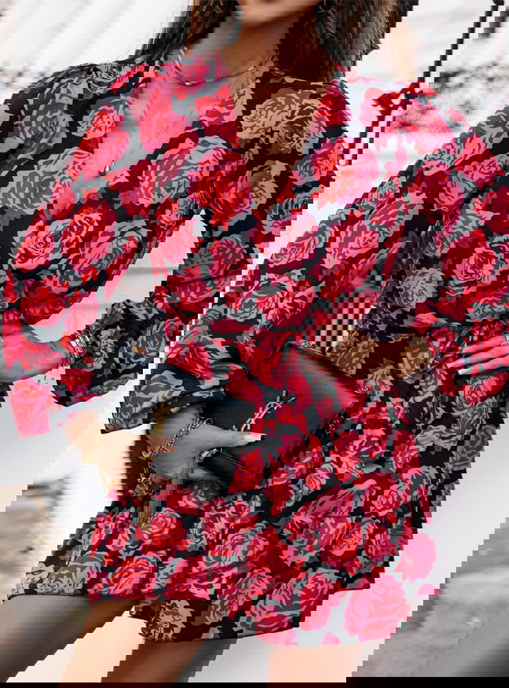 Sukienka w kwiaty z przekładanym...