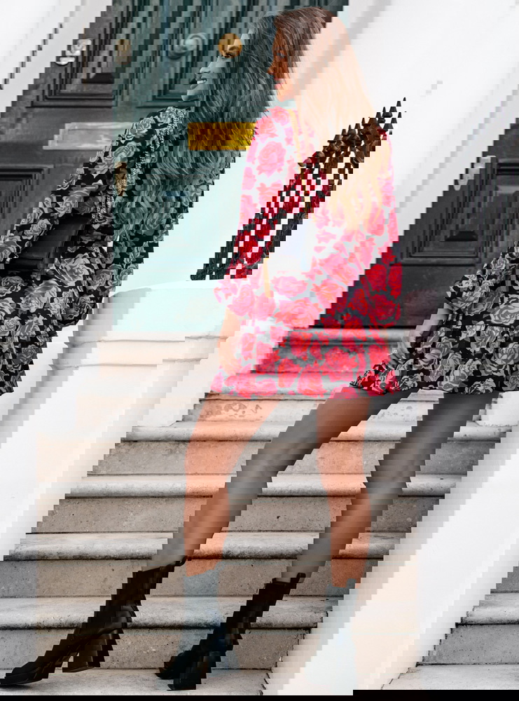 Sukienka w kwiaty z przekładanym...