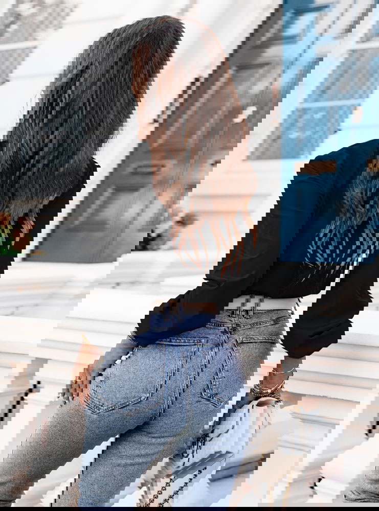 Czarna bluzka z dekoltem V i długimi...