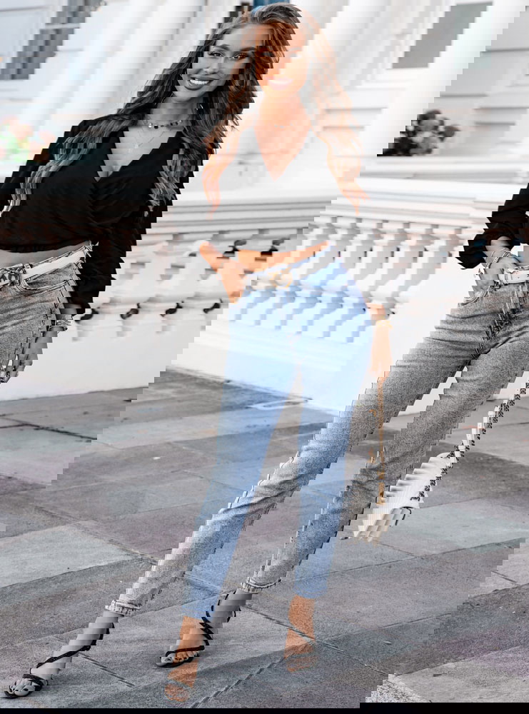 Czarna bluzka z dekoltem V i długimi...