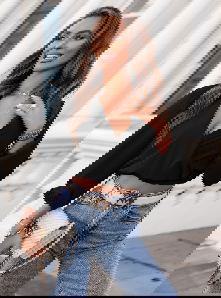 Czarna bluzka z dekoltem V i długimi...