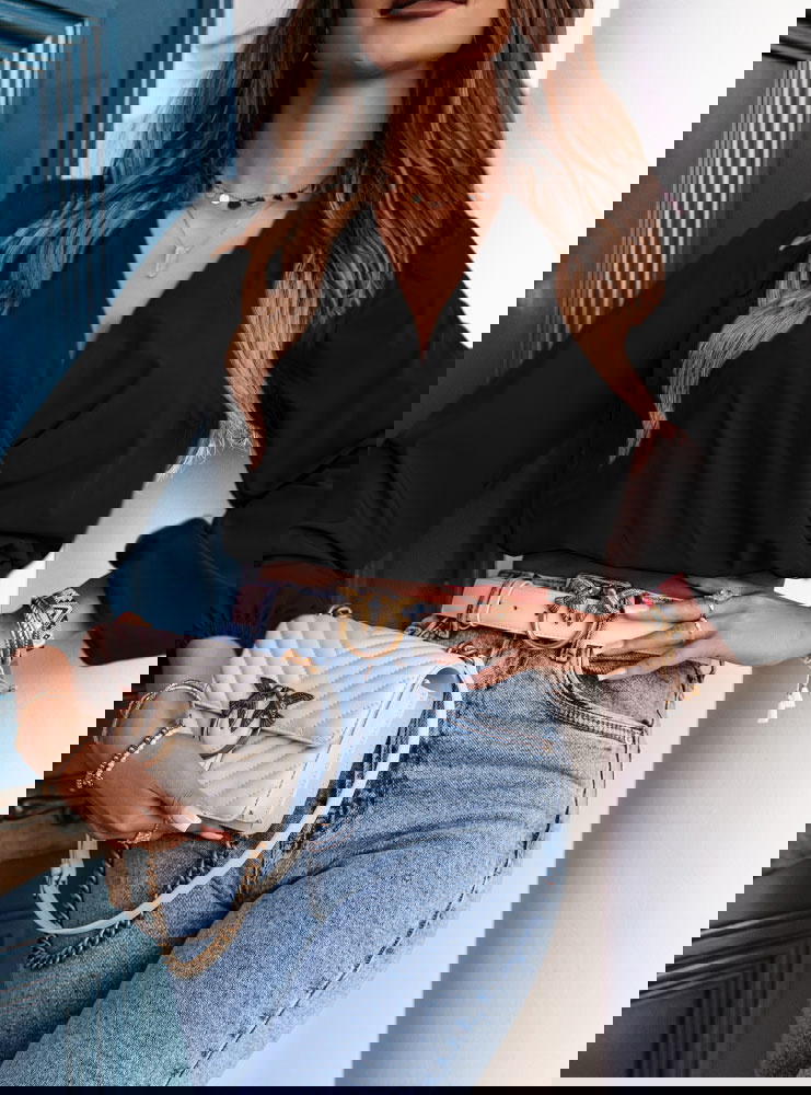 Czarna bluzka z dekoltem V i długimi...