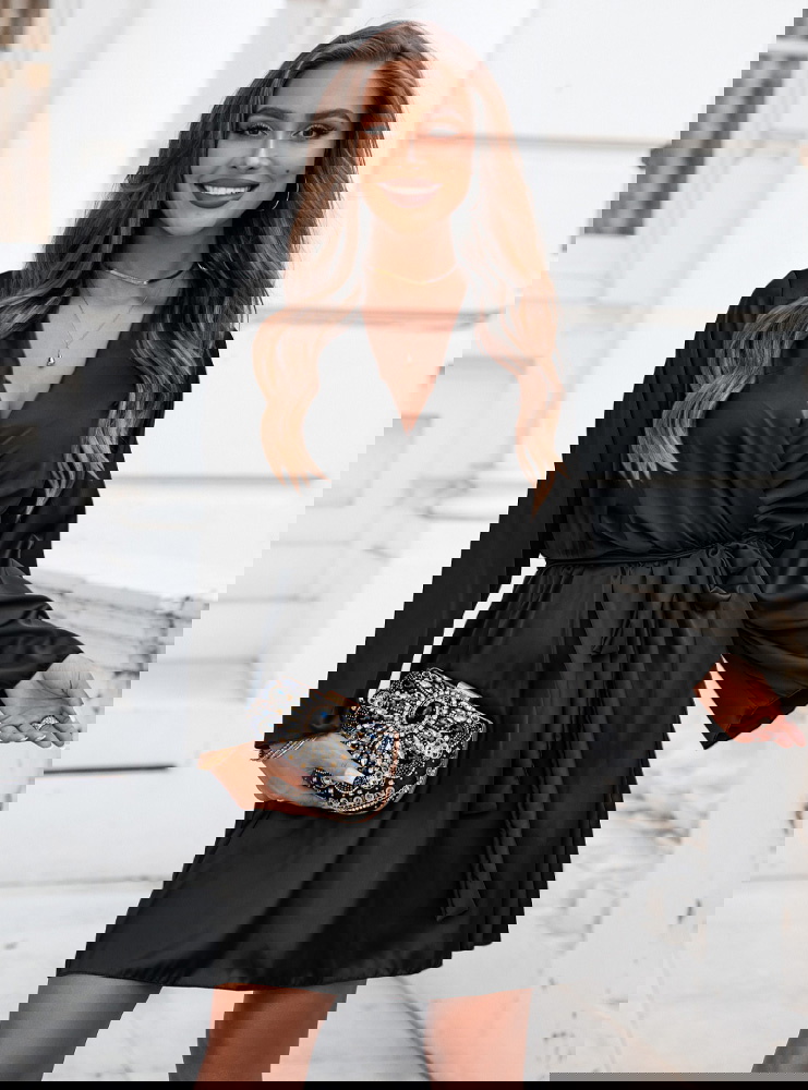 Czarna satynowa sukienka z...