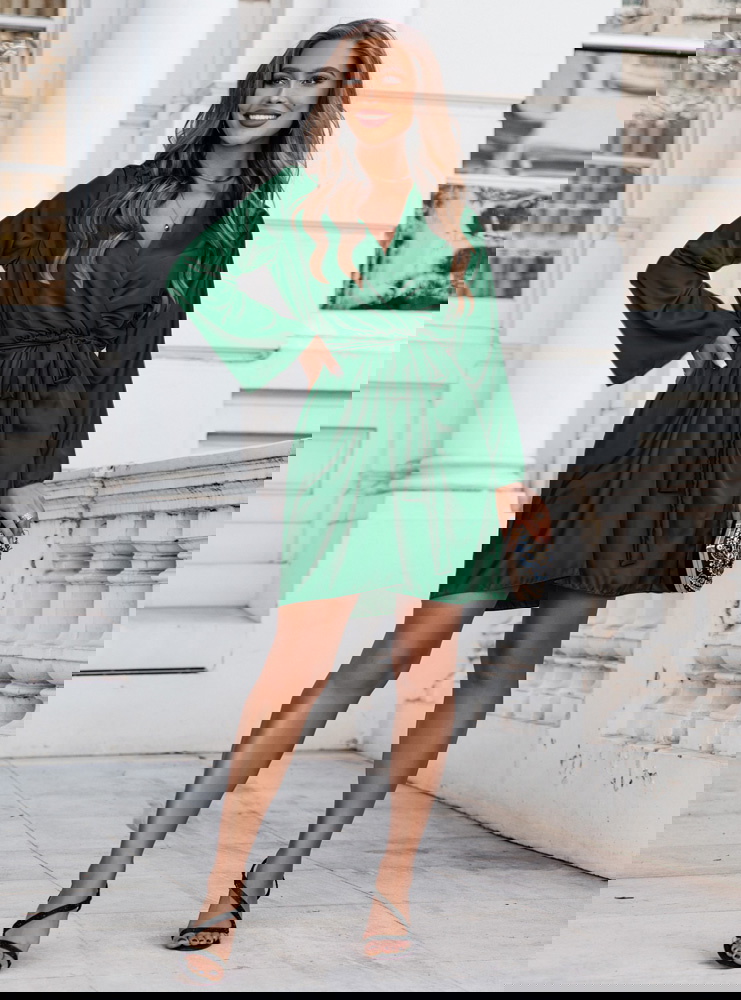 Satynowa sukienka z przekładanym...