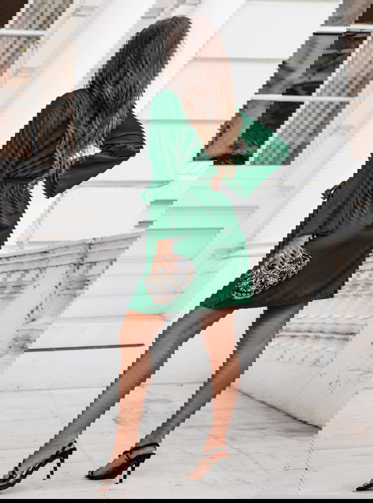 Satynowa sukienka z przekładanym...