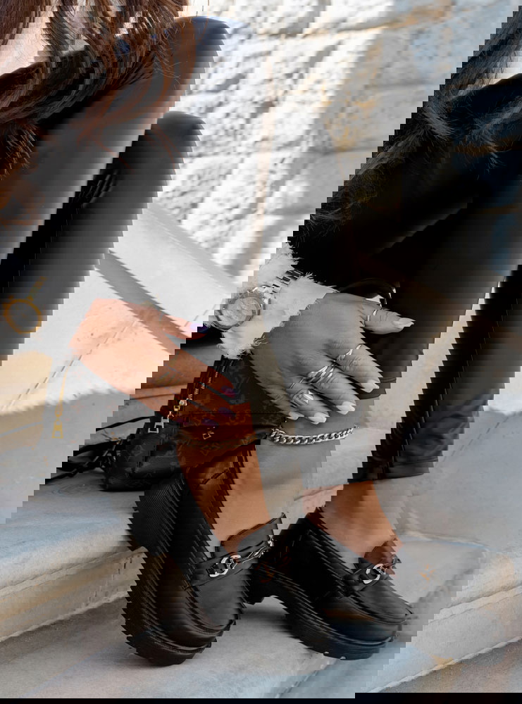 Czarne mokasyny z ozdobna klamrą Eolia