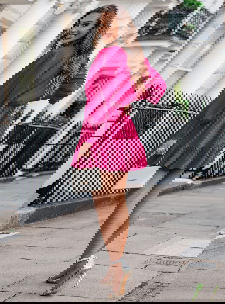 Sukienka z falbaną i bufiastymi...