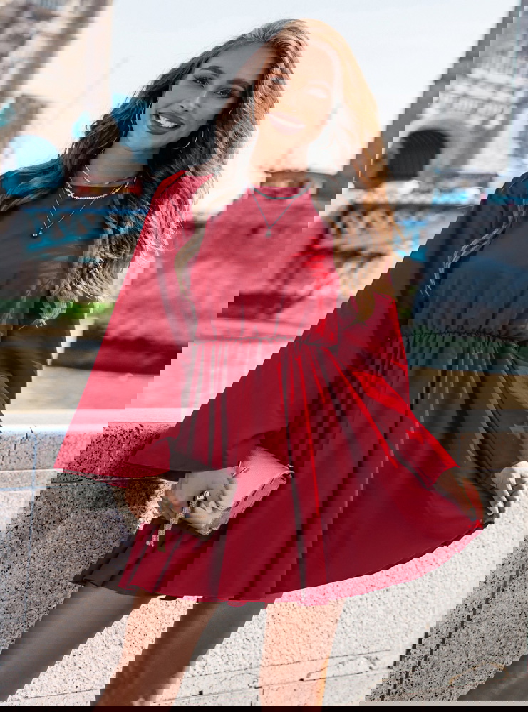 Malinowa sukienka z odkrytymi plecami...