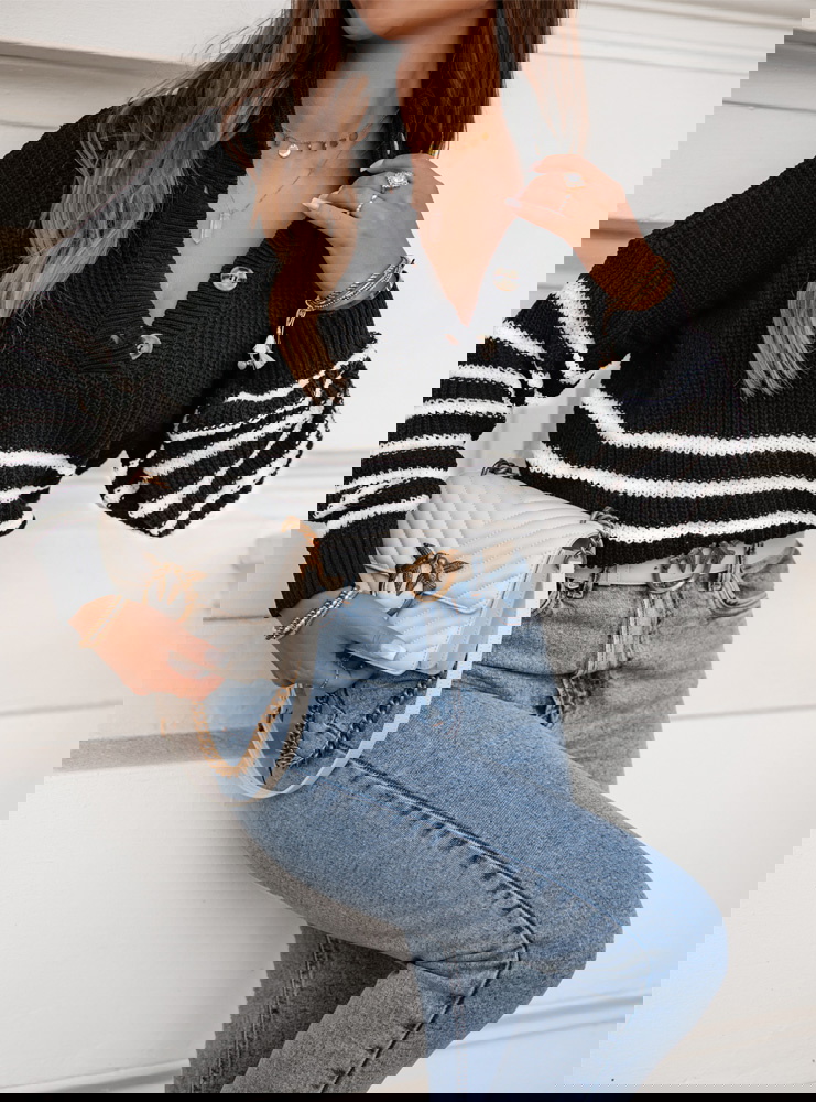 Sweter w paski z guzikami przy...