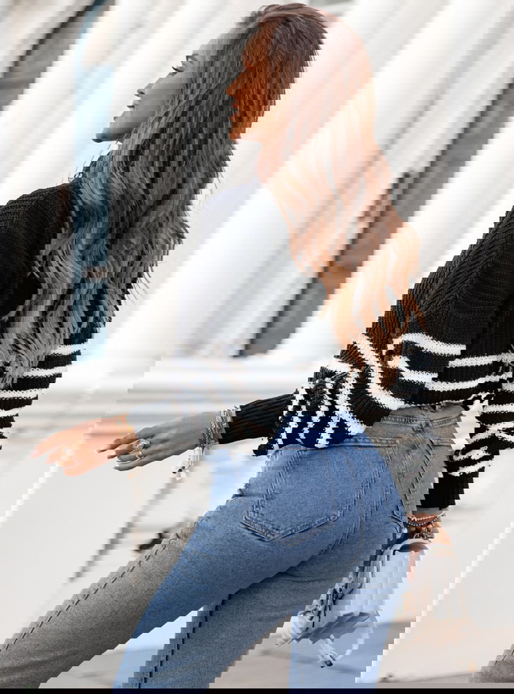 Sweter w paski z guzikami przy...