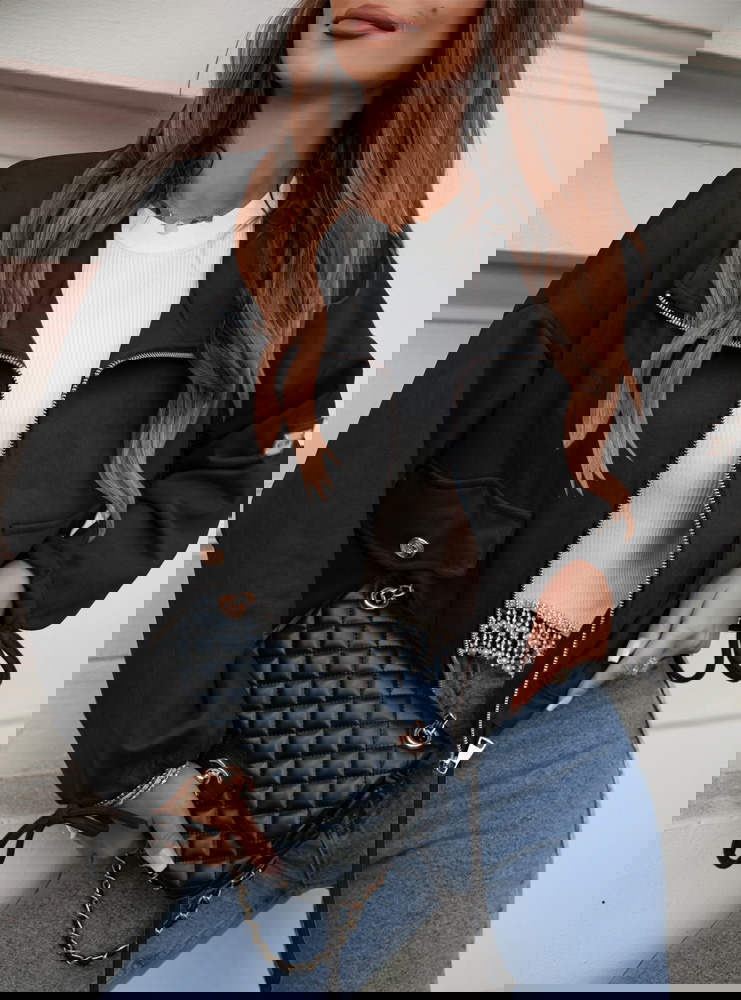 Czarna zamszowa kurtka z kieszeniami...