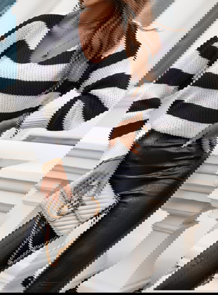 Sweter w paski z dekoltem w serek...