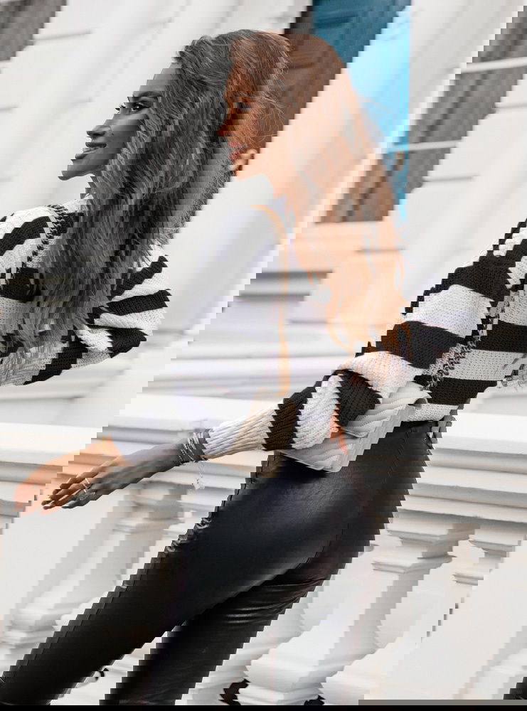 Sweter w paski z dekoltem w serek...