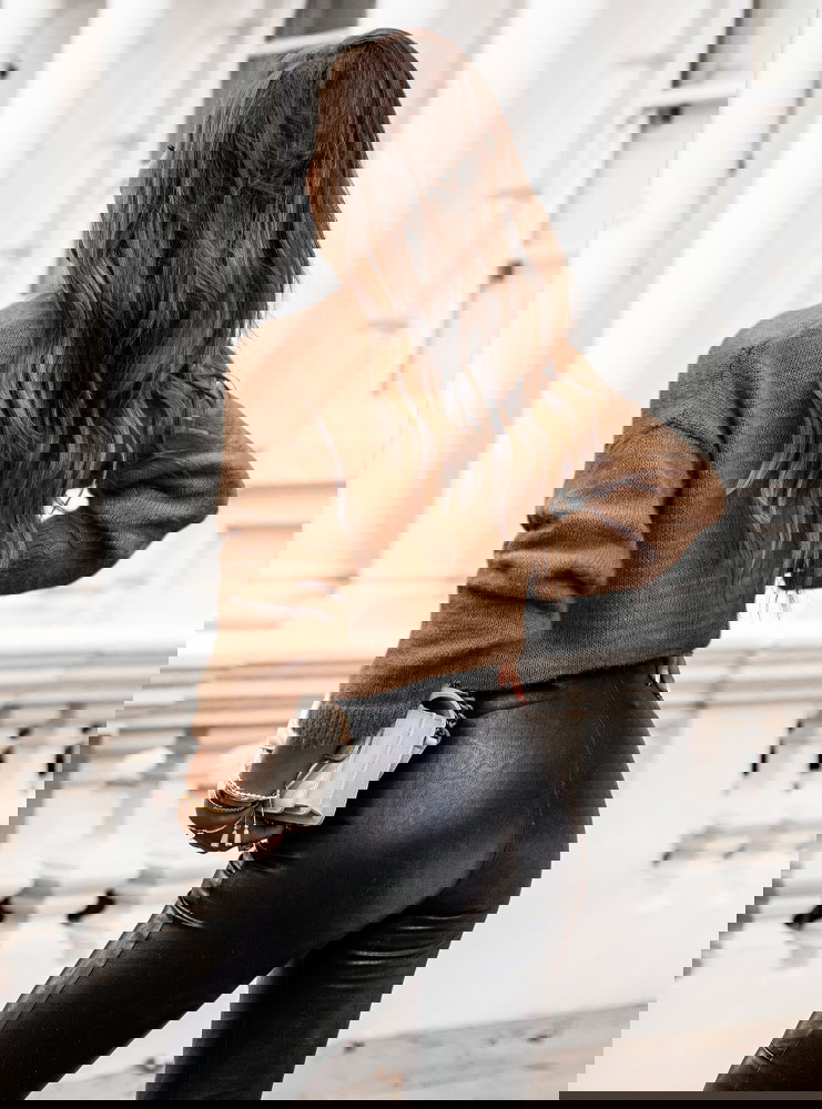 Moherowy sweter zapinany na guziki...