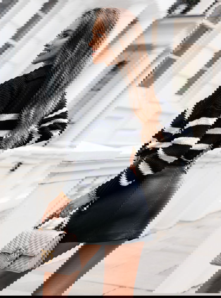 Sweter w paski z wysokim golfem...