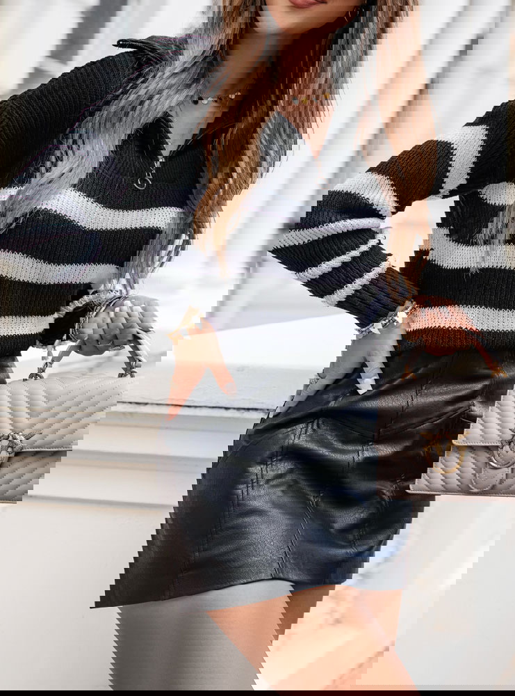 Sweter w paski z wysokim golfem...