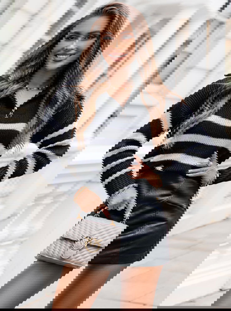 Sweter w paski z wysokim golfem...