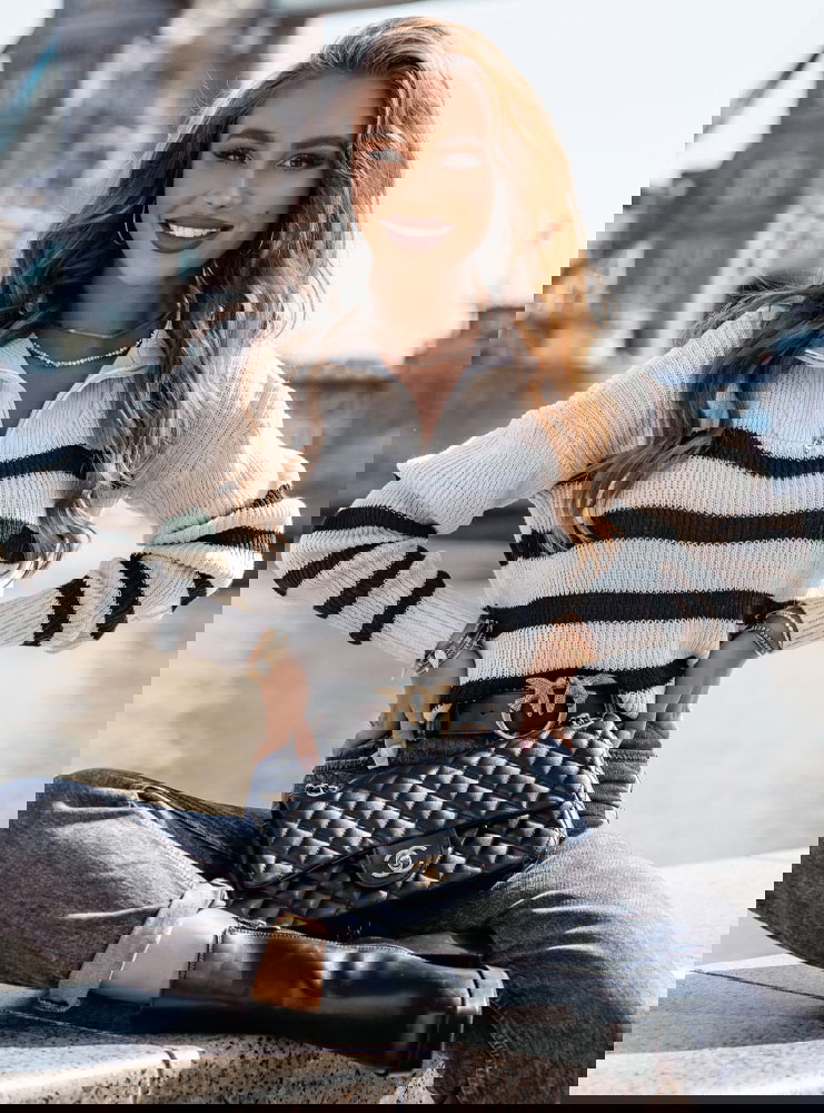 Sweter w paski z wysokim golfem...