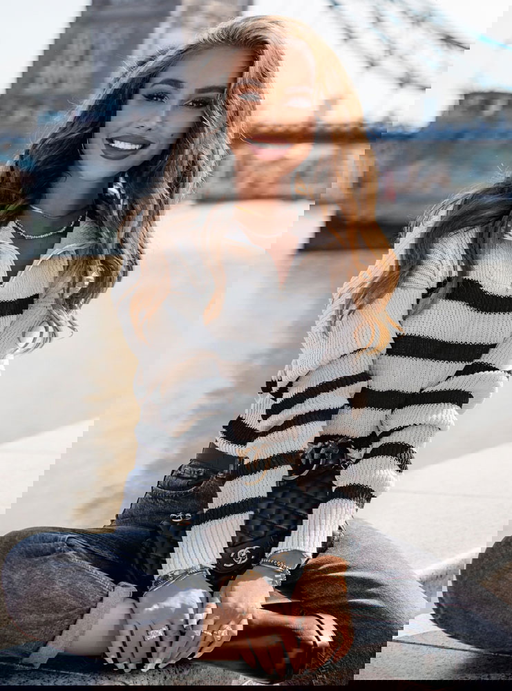 Sweter w paski z wysokim golfem...