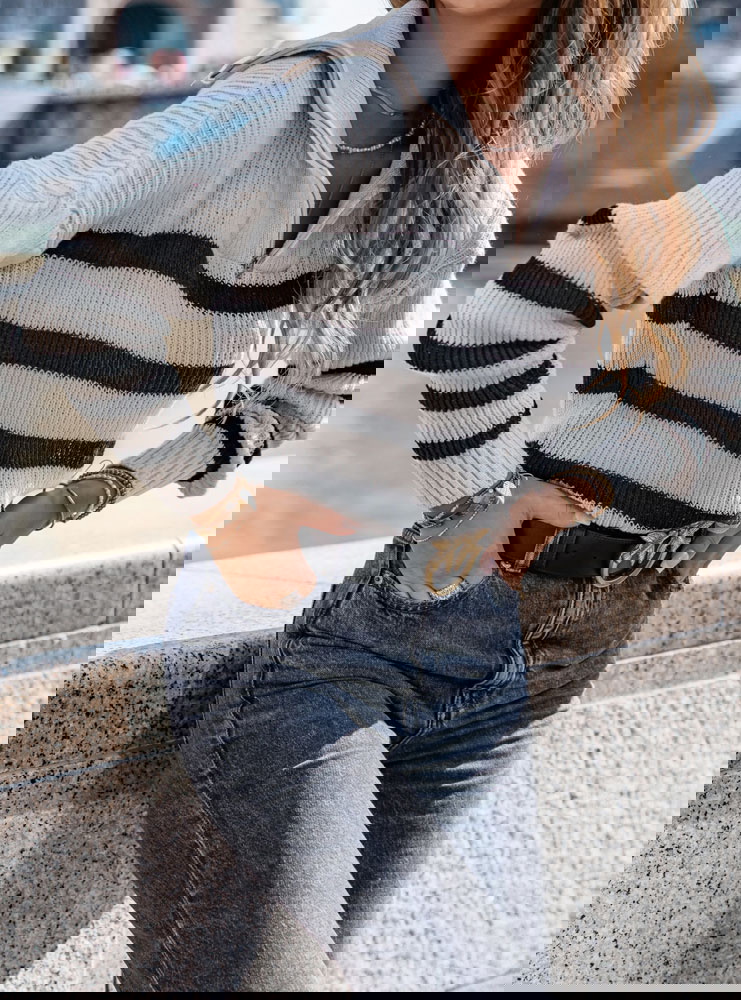 Sweter w paski z wysokim golfem...