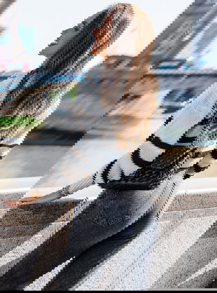 Sweter w paski z wysokim golfem...