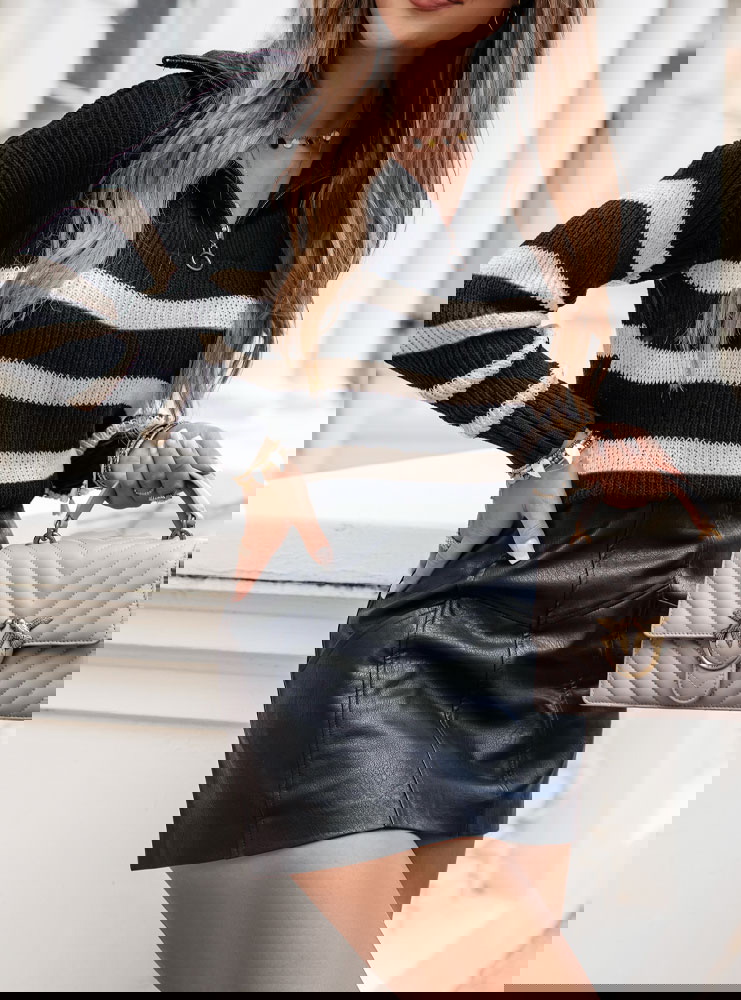 Sweter w paski z wysokim golfem...