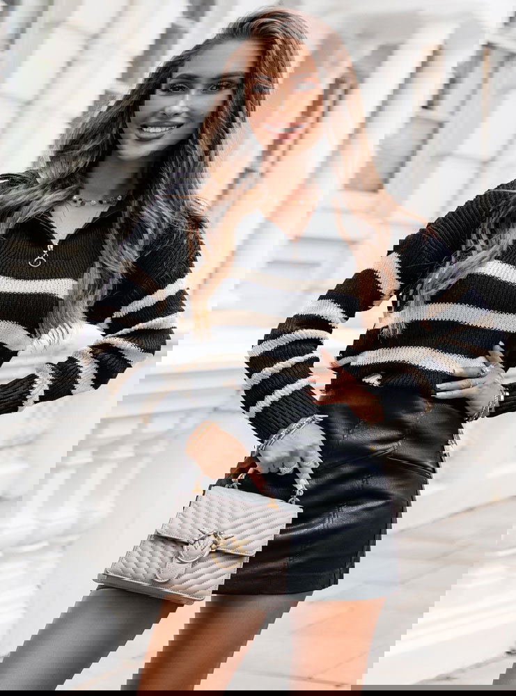 Sweter w paski z wysokim golfem...