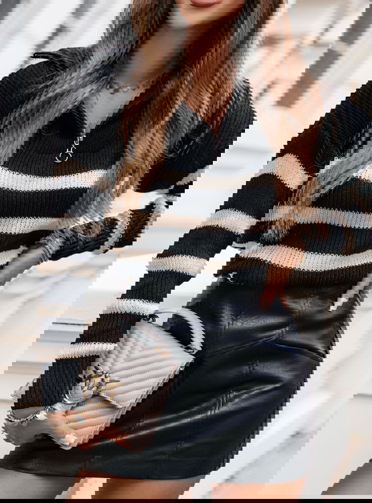 Sweter w paski z wysokim golfem...