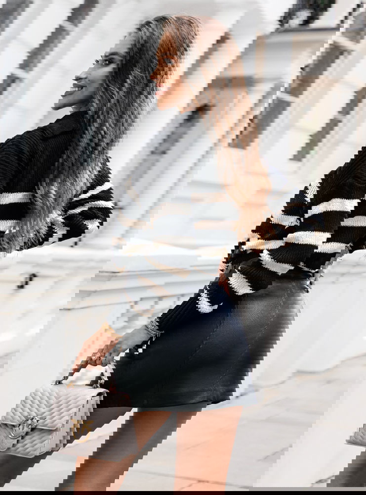 Sweter w paski z wysokim golfem...