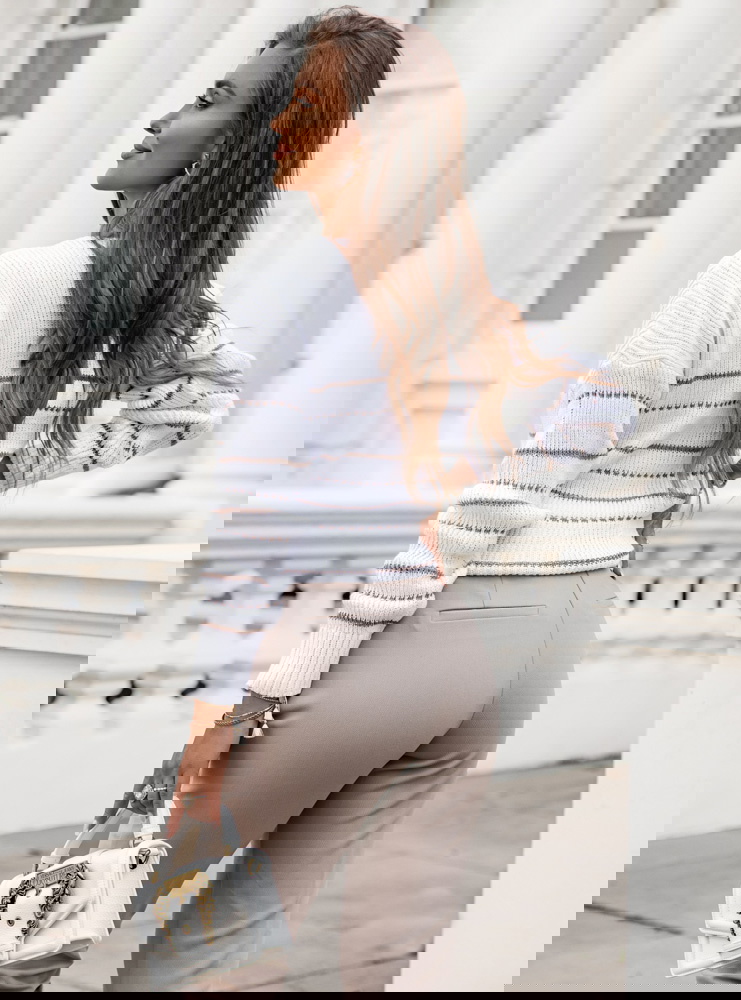 Biały sweter w brązowe paski Koosje -...