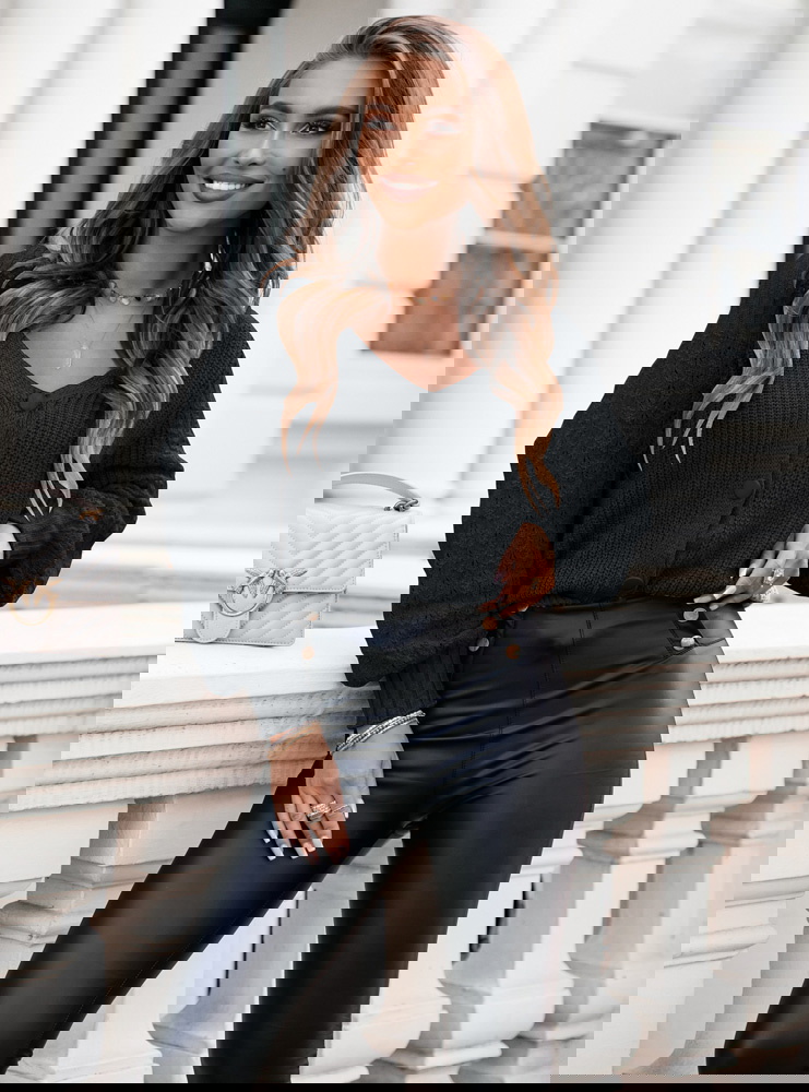 Czarny sweter zapinany na guziki z...