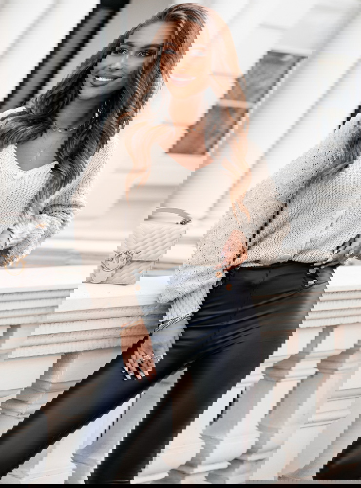 Beżowy sweter zapinany na guziki z...