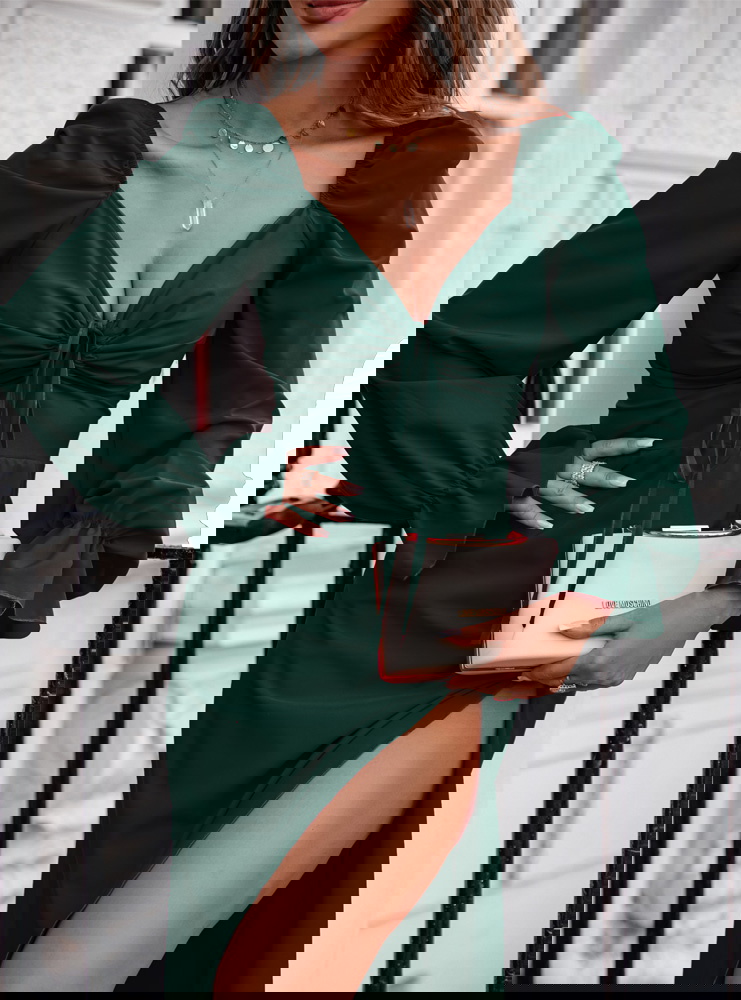 Sukienka midi z wiązaniem na dekolcie...