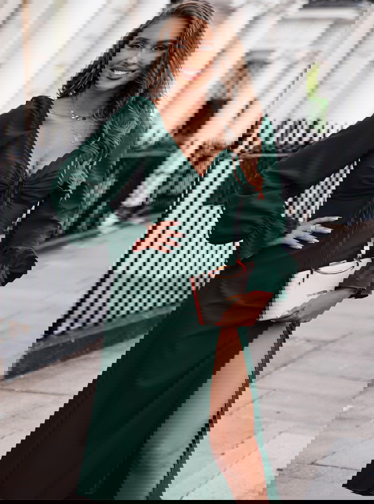 Sukienka midi z wiązaniem na dekolcie...