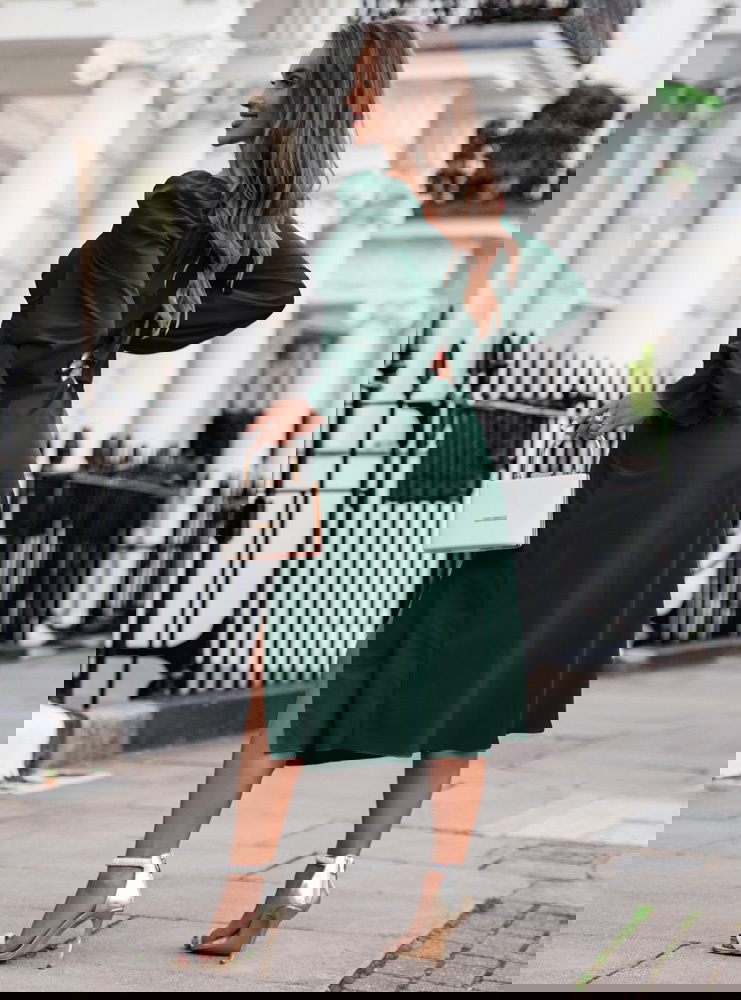 Sukienka midi z wiązaniem na dekolcie...