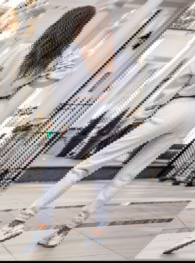 Szary komplet dresowy ze ściągaczami...