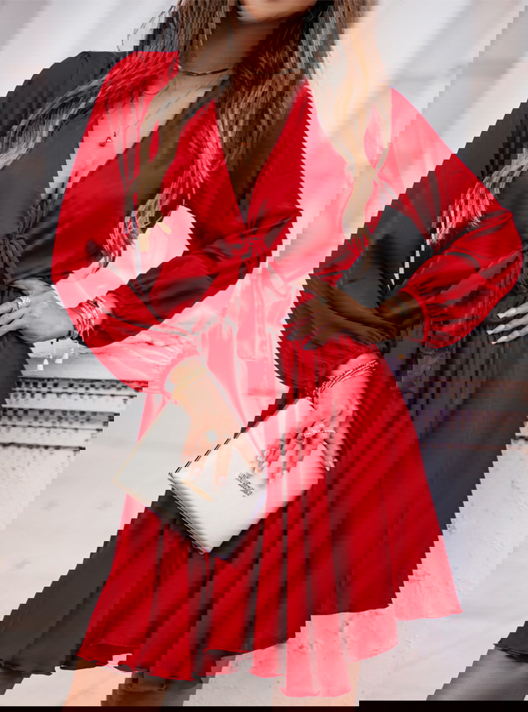 Malinowa satynowa sukienka z...