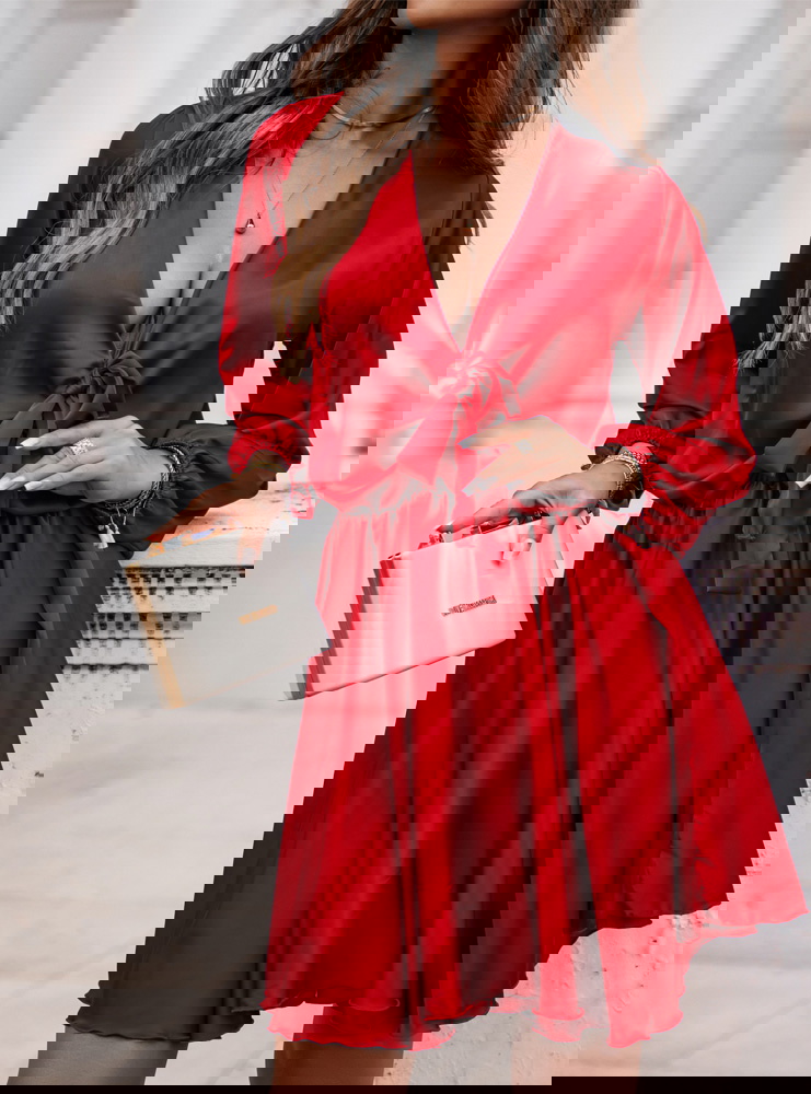 Malinowa satynowa sukienka z...