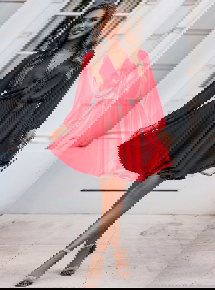 Malinowa satynowa sukienka z...