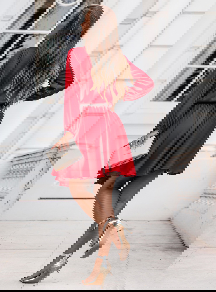 Malinowa satynowa sukienka z...