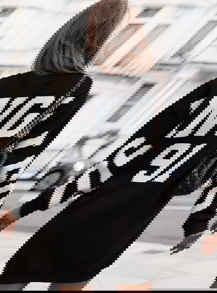 Czarna sukienka dresowa z napisami na...