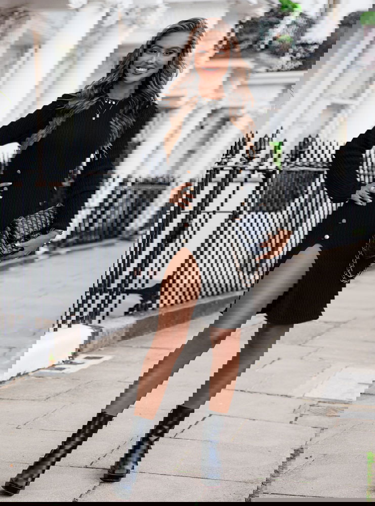 Czarna prążkowana sukienka z...