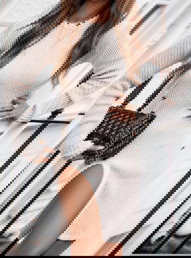 Prążkowana sukienka z ozdobnymi...